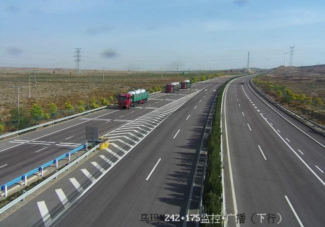 危险！高速公路违停随意变道太危险 (1).jpg