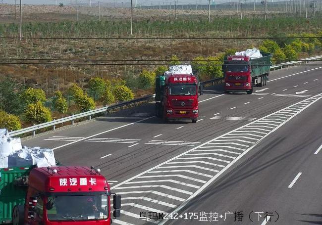 危险！高速公路违停随意变道太危险 (2).jpg
