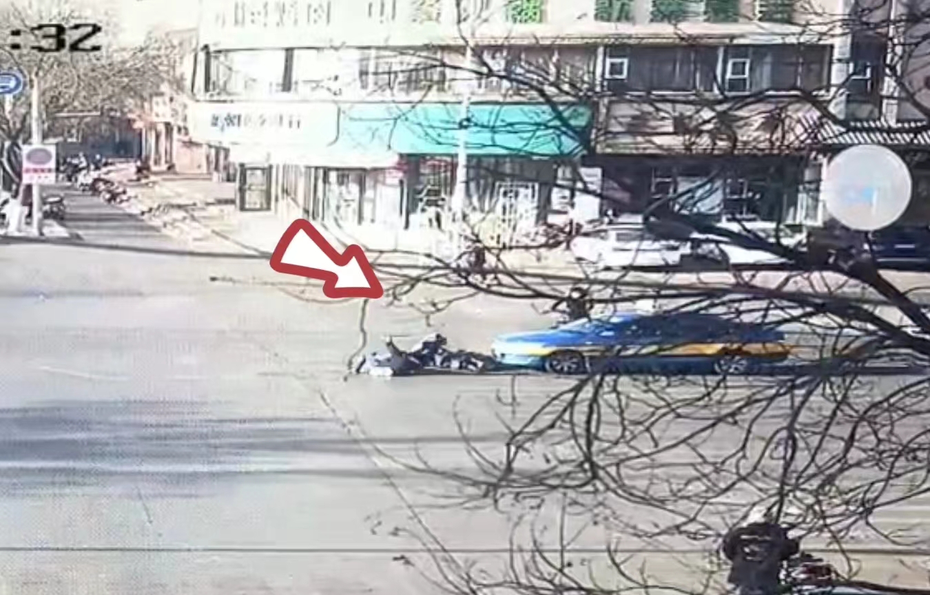无视交规，逆行、闯红灯被撞，负全责！.jpg