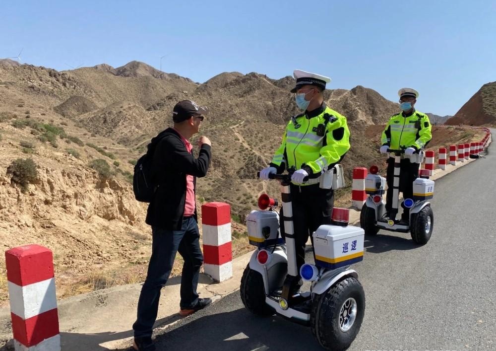 警用平衡车在“66号公路”巡逻.jpg
